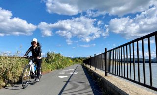 海沿いをE-BIKEで走る写真