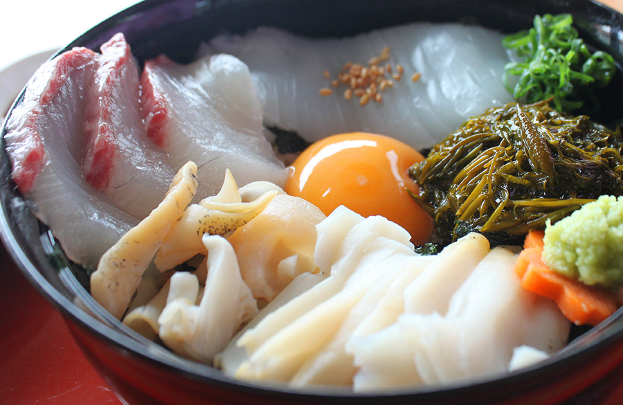 季節のイカとアカモクとバイ貝の丹後お宝丼